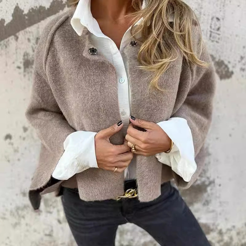 Carola | Elegants mūsdienīgs īss mētelis